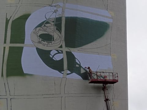 Высота, море и ветер: художники делают Владивосток краше в преддверии ВЭФ-2025