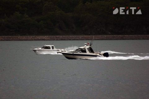 Ушло 8 минут: спасатели эвакуировали людей с тонущего катера во Владивостоке