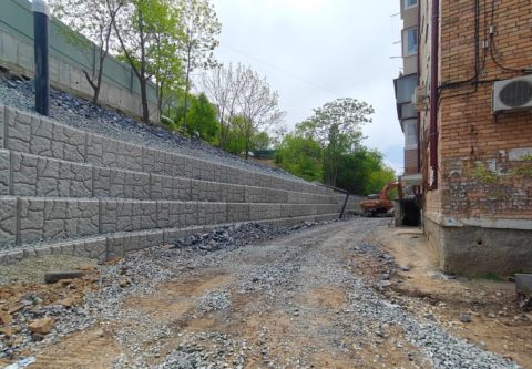 Усиление безопасности: несколько подпорных стен ремонтируют во Владивостоке