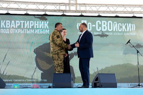 Глава Владивостока вручил бойцам «Тигра» памятные знаки