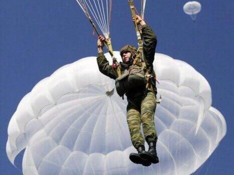 Депутат Виктор Тарабарин поздравил десантников с праздником