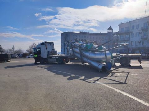 Прокуратура и полиция Приморья проверяют водителя грузовика, уронившего трубы на дорогу