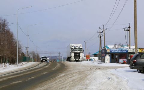 Трехочковая труба и бюджетные миллионы: многотонные грузовики пугают пригород Владивостока