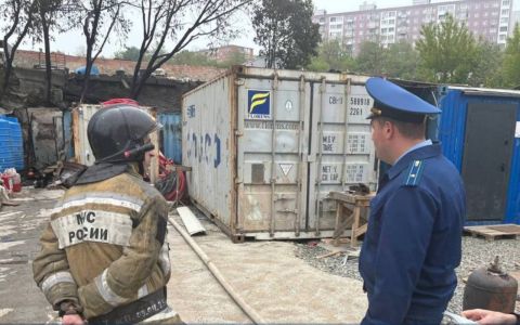 Мужчина пострадал при пожаре в строительной бытовке во Владивостоке