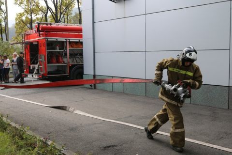 Пожар в заброшенном ТЦ во Владивостоке расследует прокуратура