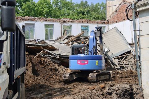 "Снести нельзя ремонтировать": судьба школы с обрушившейся пристройкой беспокоит артёмовцев