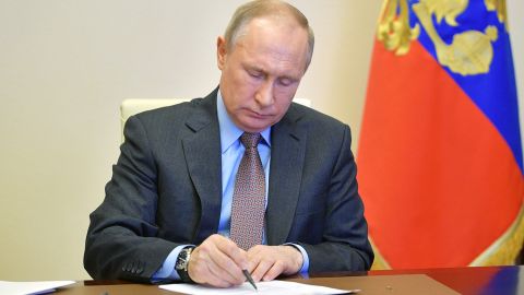 Путин освободил от должности высокопоставленных чиновников