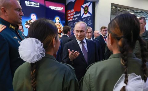 От цифрового леса до морской пехоты: президент провел насыщенный день во Владивостоке