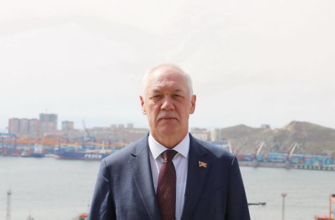 Председатель Думы Владивостока Андрей Брик поздравляет с Днем учителя