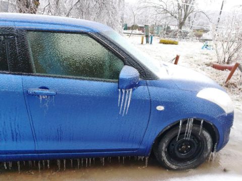 Машины вмёрзли в лёд и заблокировали выезд с территории ЖК во Владивостоке