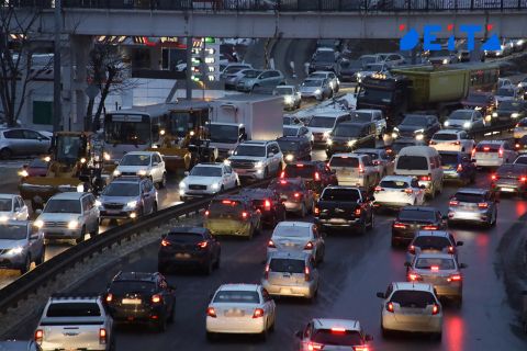ДТП, отмена парома, перекрытый спуск: снегопад осложнил транспортное сообщение во Владивостоке