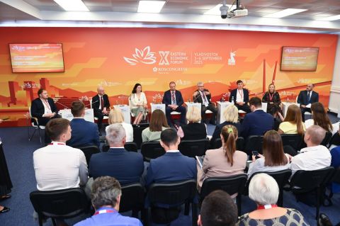 Школьные стадионы и новые методики: глава Владивостока рассказал про образование в городе