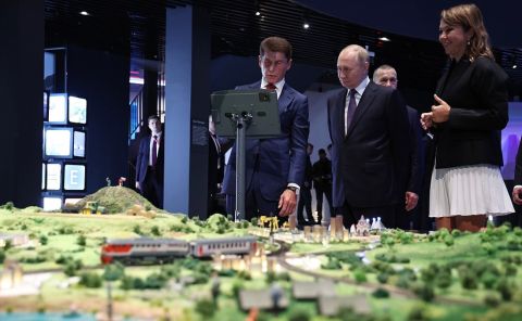 Владимир Путин стал одним из первых посетителей Национального центра «Россия» во Владивостоке