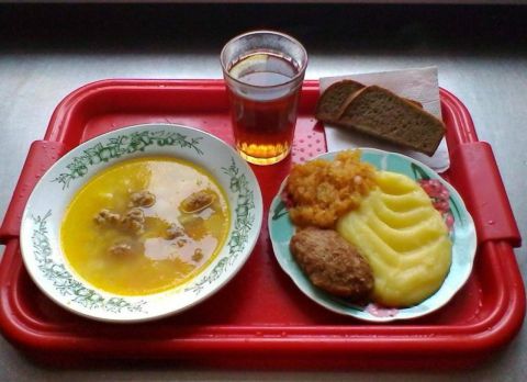 В Госдуме хотят бесплатно кормить школьников перед ЕГЭ