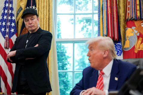 Медведев предложил за разумную плату помирить Трампа с Маском