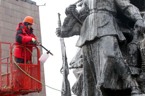 Помоют более 70 сооружений: памятники Владивостока засияли чистотой
