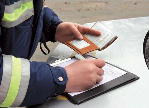 Житель Владивостока стал очевидцем предположительно незаконных действий таксиста и инспектора ДПС