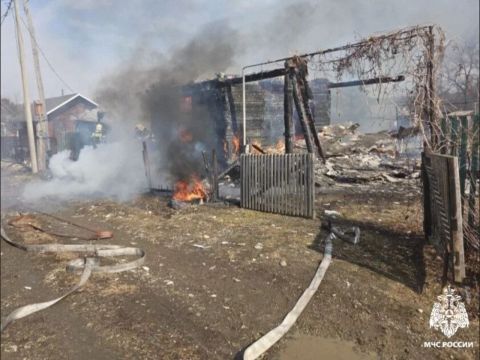 Аварийная проводка и газовый баллон уничтожили дачный участок в Приморье