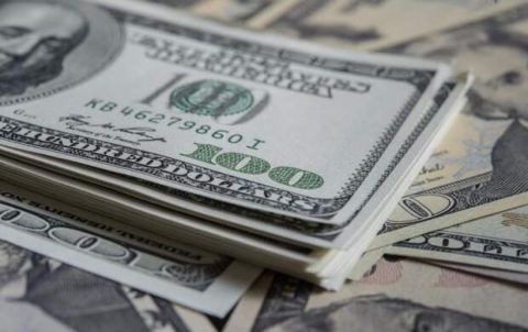 Россияне массово запасают наличные доллары: в чём дело