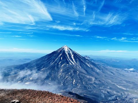 Пилот экскурсионного вертолёта умер на Камчатке после приземления на вулкан