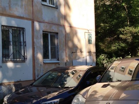 Течь во дворе дома во Владивостоке угрожает недостроенной подпорной стене