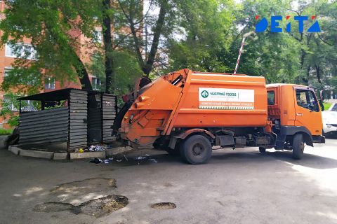 Владивостокцы требуют наказать "Приморский экологический оператор" за протекающие мусоровозы