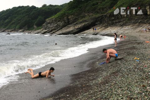 Интуристы разоряют один из красивейших пляжей Владивостока