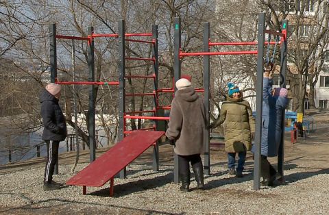 Приморцы привели в порядок двор и обустроили детскую площадку