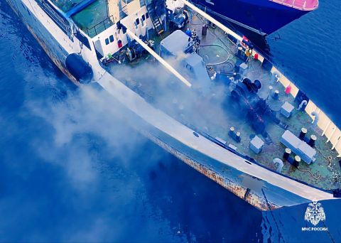 Пришвартованное судно горит во Владивостоке - есть погибший (ОБНОВЛЕНО В 14:15)