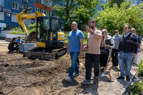Глава Владивостока проверил ход работ в скверах, которые благоустраивают по нацпроекту