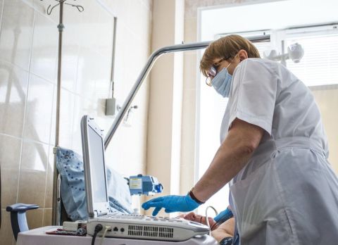 «Сгибаются от боли»:  врач предупредил о новом вирусе