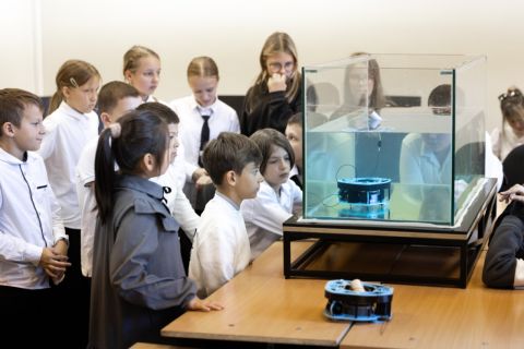 Основы робототехники с удовольствием постигают школьники Владивостока