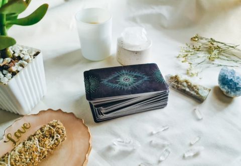 Экстрасенсы держатся: Кабмин не поддержал запрет на рекламу эзотерики