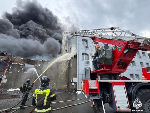 Второй день во Владивостоке ликвидируют пожар на складах
