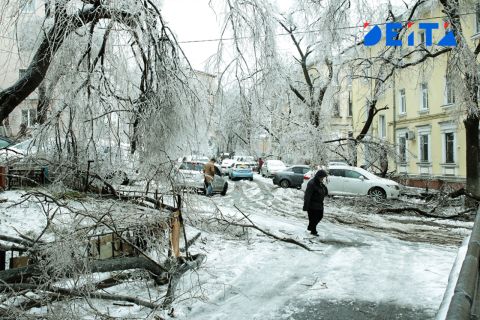 Владивосток ожидаемо не справился с последствиями снегопада к началу трудовых будней после каникул