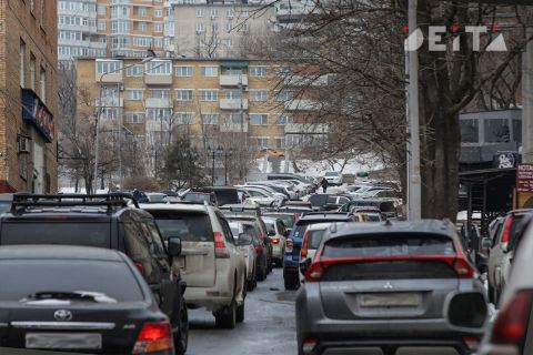 Попрошайка-мститель портит автомобили во Владивостоке - соцсети