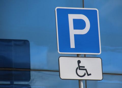 Незаконную автолавку на парковочном месте для инвалидов проверит администрация Владивостока