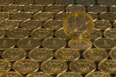 Рубль удерживает позиции на фоне дорогой нефти