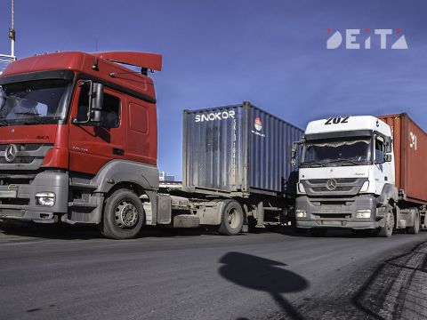 Горящий грузовик приостановил движение по объездной трассе Владивостока