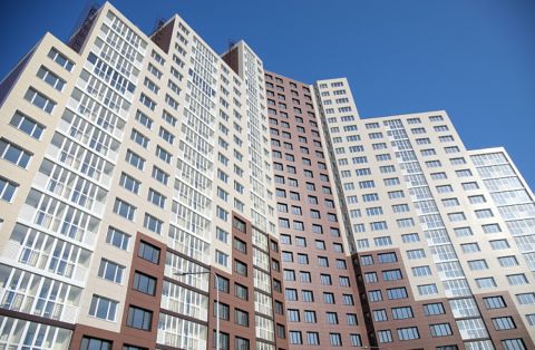 Врачам и учителям помогут выкупить арендное жилье в Приморье