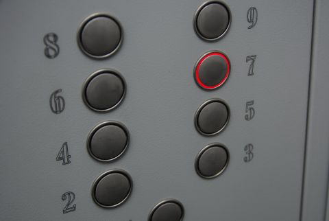 Отремонтировать неисправный лифт в 10-этажном доме с маломобильными жильцами планируют через 10 лет