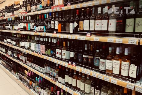 Депутаты предложили увеличить штрафы за покупку алкоголя детям в 10 раз