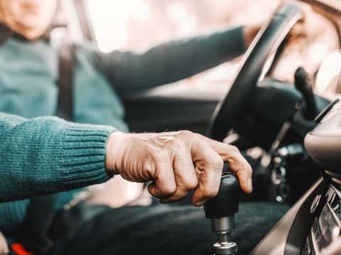 Разрешать пенсионерам садиться за руль собираются по новым правилам