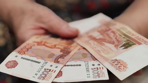 Россияне кинулись снимать наличные: хватит ли на всех денег