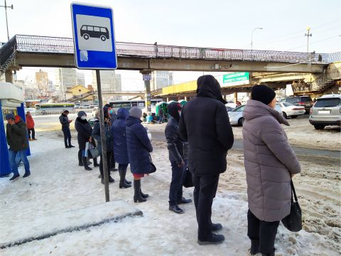 Обледеневший изнутри автобус замечен на общественном маршруте во Владивостоке