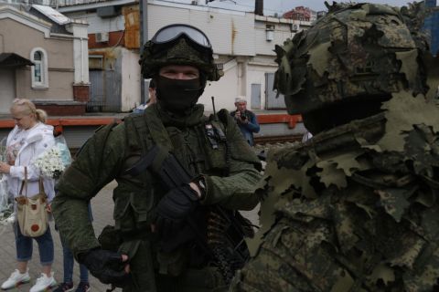Депутаты разрешили военным защищать россиян за рубежом