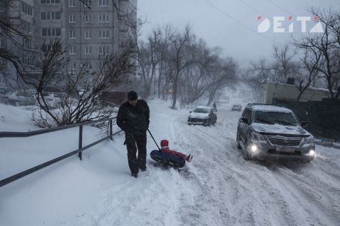 Снегоуборочная техника не добралась до некоторых районов Владивостока спустя почти неделю после циклона