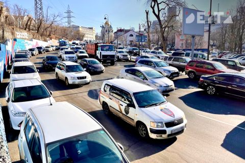 Дорожники Владивостока немного мешают водителям этим вечером