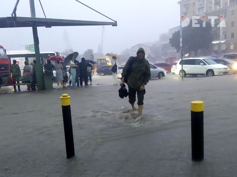 В луже ждет опасность: россиянам не советуют бегать босиком