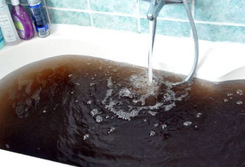 Вода цвета борща и кофе потекла из кранов в Приморье
